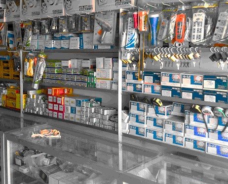 她辭職開了家五金店,承擔起了一家六口人的生活費,做得有聲有色